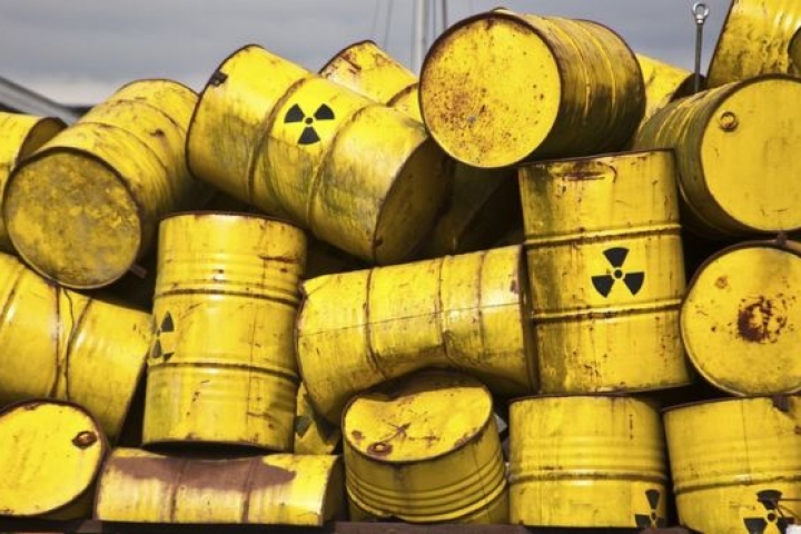 Néhány nukleáris hulladékot tartalmazó hordó egymás hegyén hátán